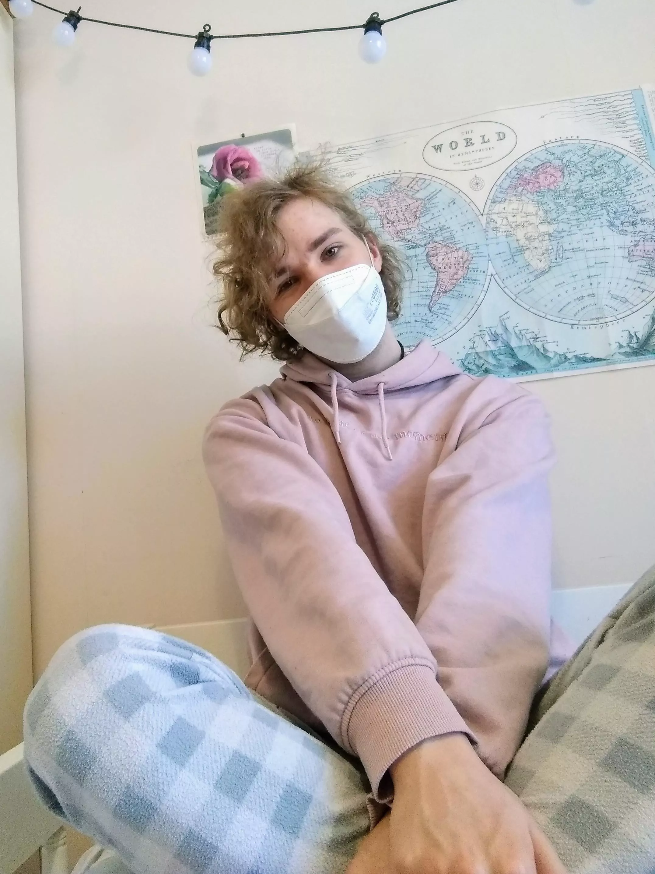 Don't really want to get out of bed just yet :3 posted by Lil_Iphy