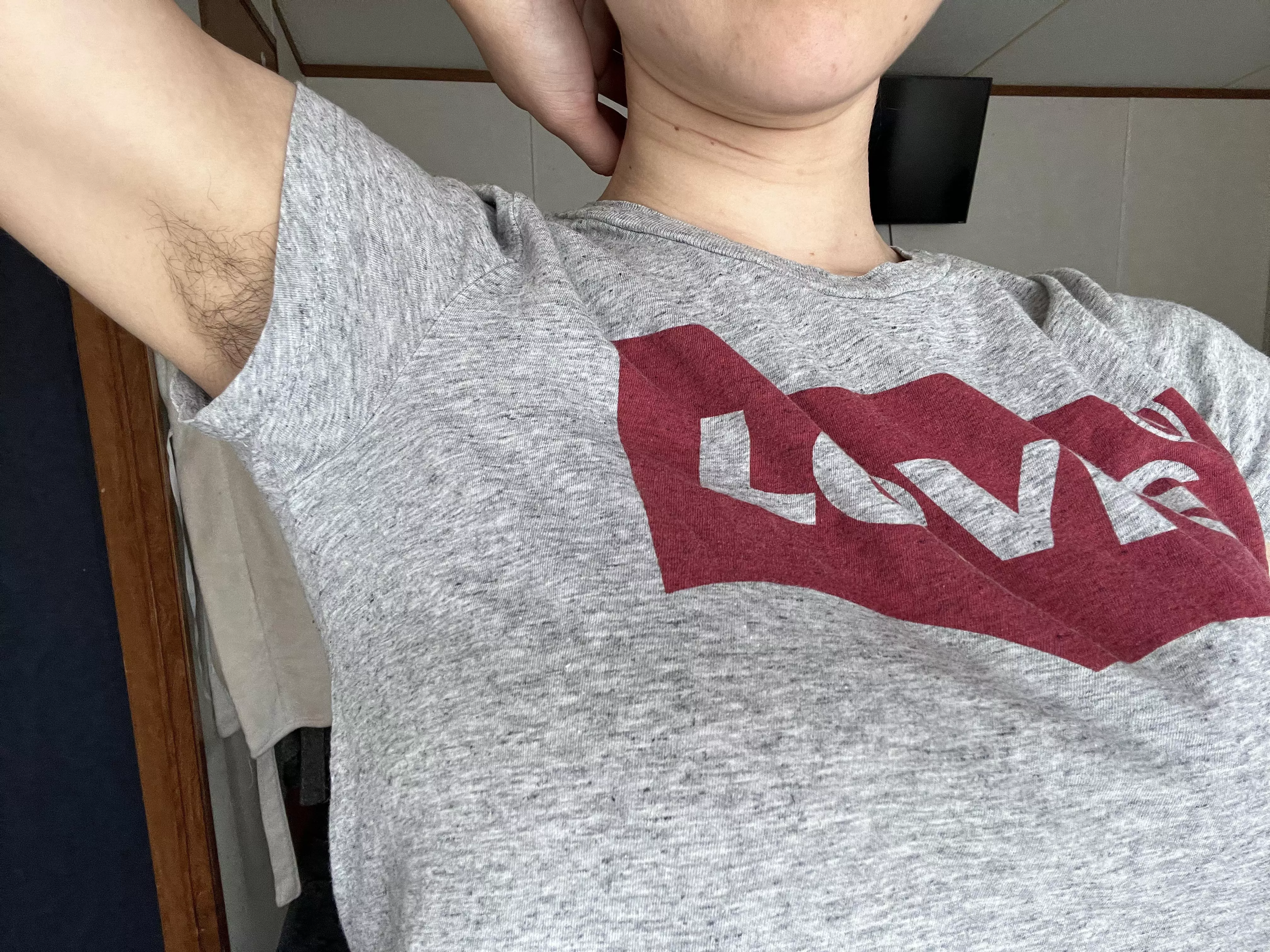 Don’t ya just love catching glimpses of hairy pits?💚 posted by Arabella2269