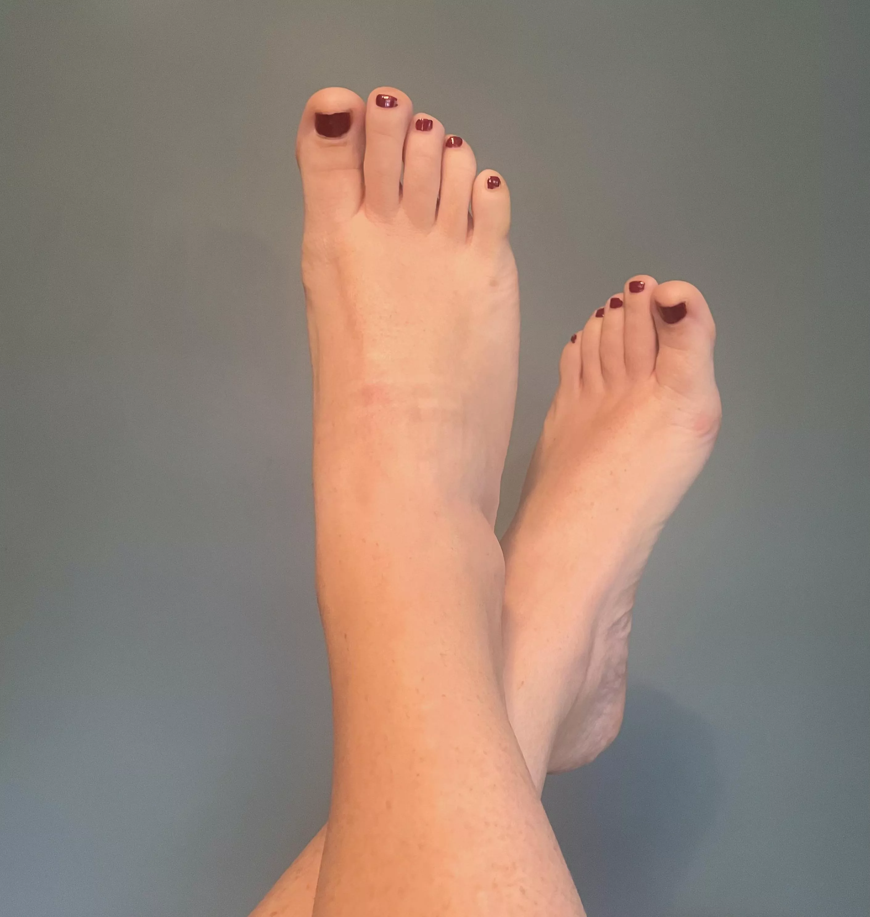 don’t you love these perfect feet? posted by cutieboobz