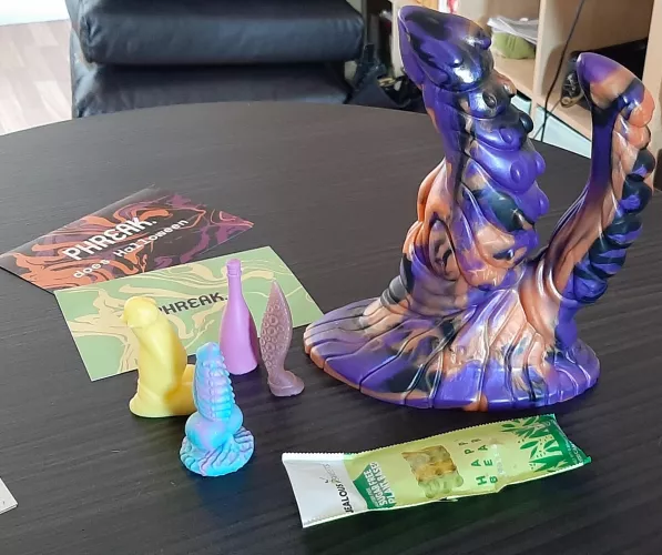 Double dildo from Phreak Club with the halloween coloration (we ALWAYS love the candies xD !) + 3 tiny by Leozier