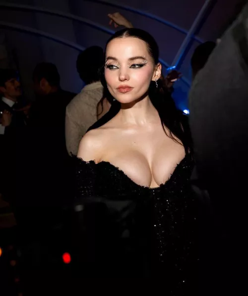 Dove Cameron by mikere24