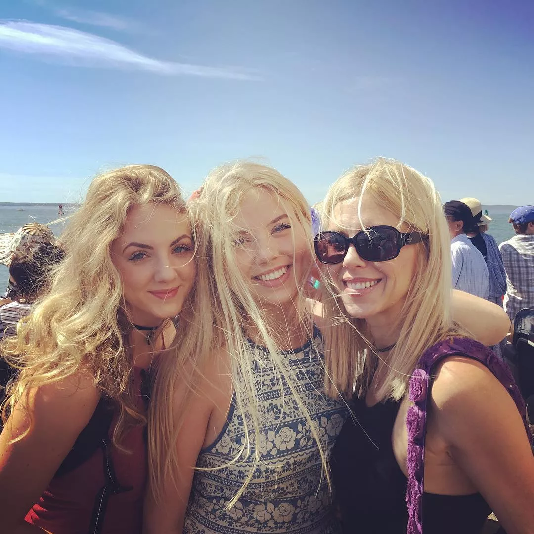 Draft babes/Hutchinson posted by FireSt77