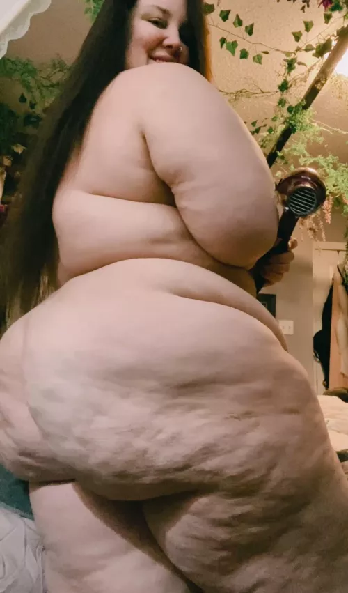 Drying off, like the view? 🍑 by ThePlumpPrincess