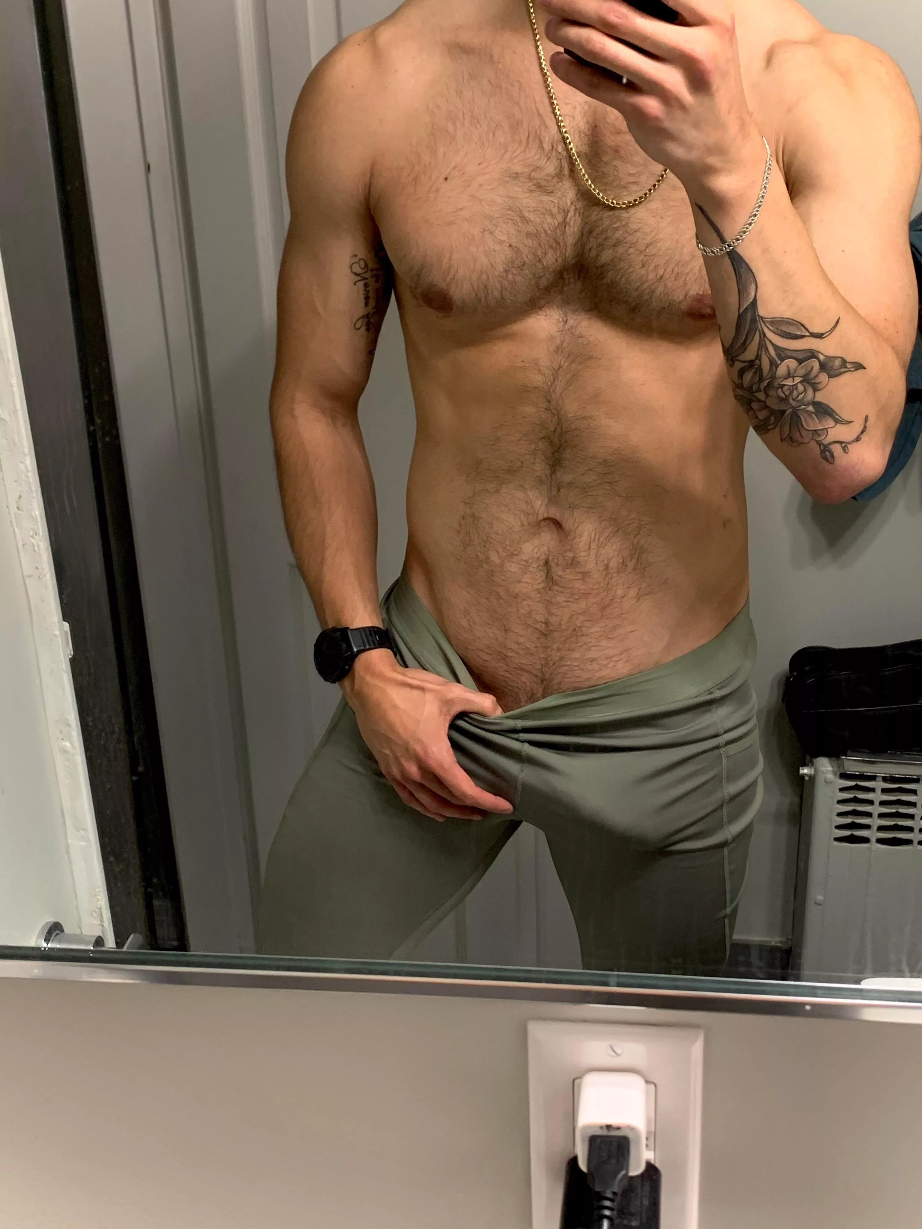 Early morning bulge posted by AcidicFitDick