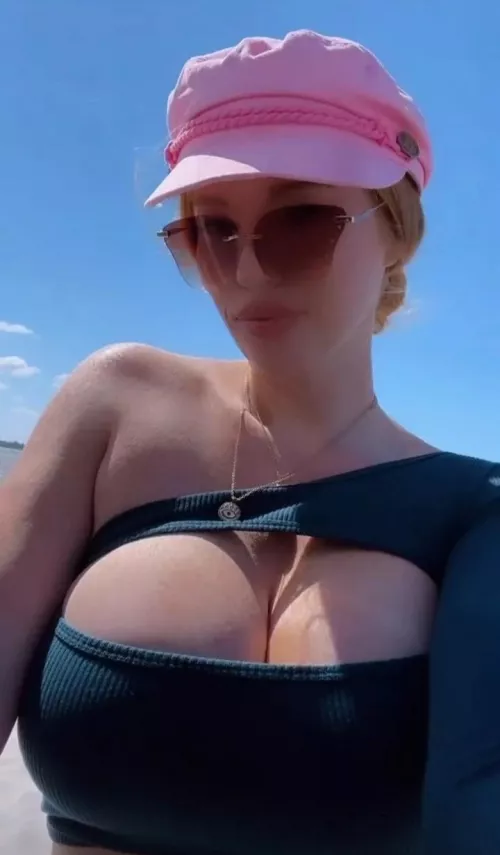 Elizabeth Oceans (@elizabethoceans) [Instagram] by RobJacksonF3