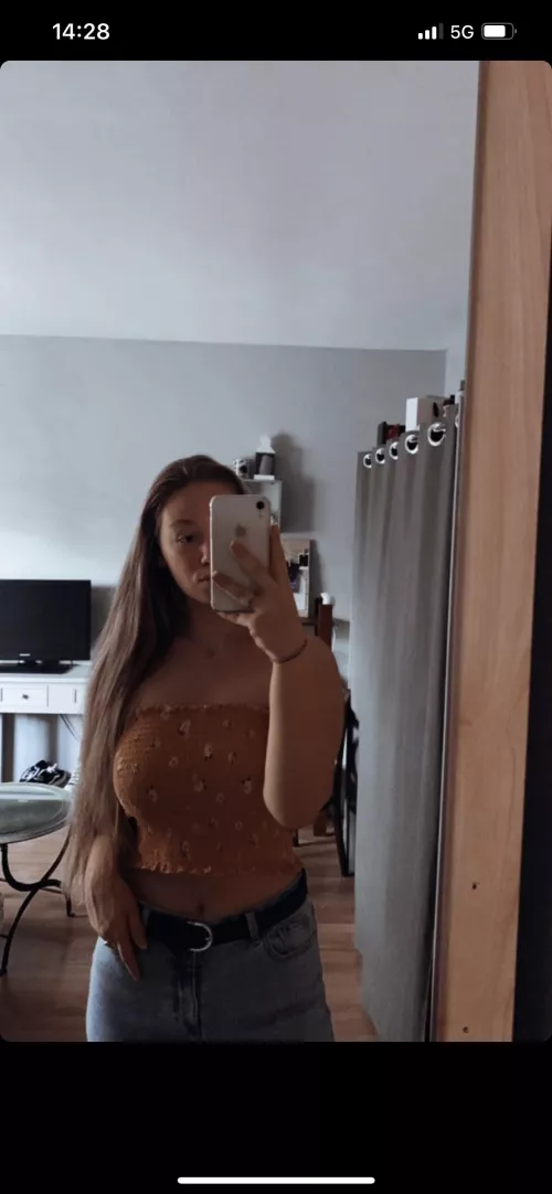 Elle porte un soutif ou elle n’en porte pas ? Venez me donner sa taille de poitrine en dm et en parler by teachsex1