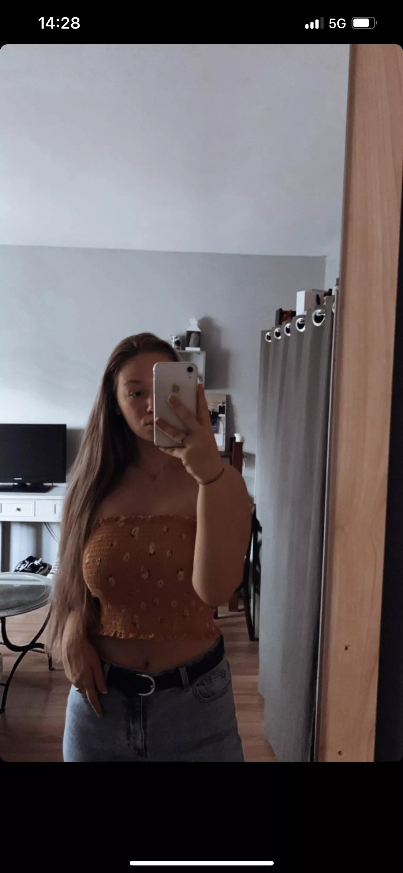 Elle porte un soutif ou elle n’en porte pas ? Venez me donner sa taille de poitrine en dm et en parler posted by teachsex1