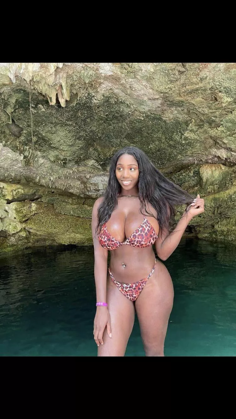 EllieTheEmpress posted by roggydodgy