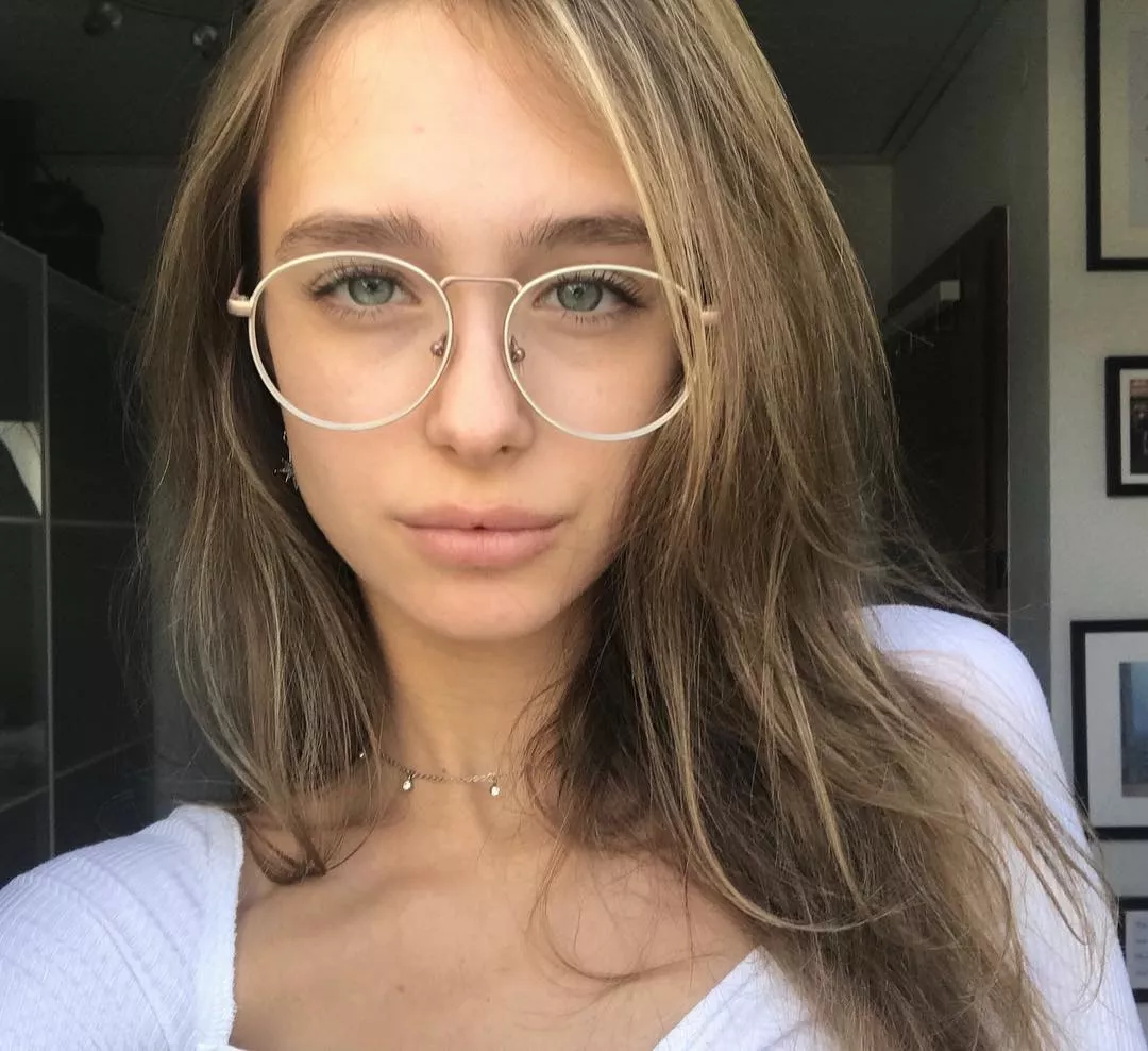 Emely Borsody posted by tomsmiththrowaway10