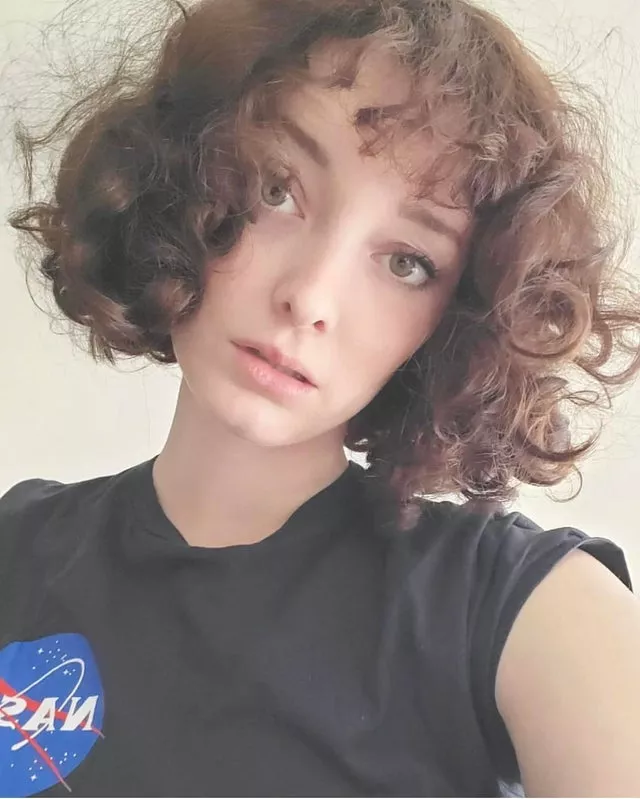 Emma Dumont posted by damianoaks14