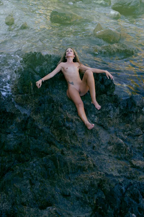 En las rocas by PeopleNudeArt_