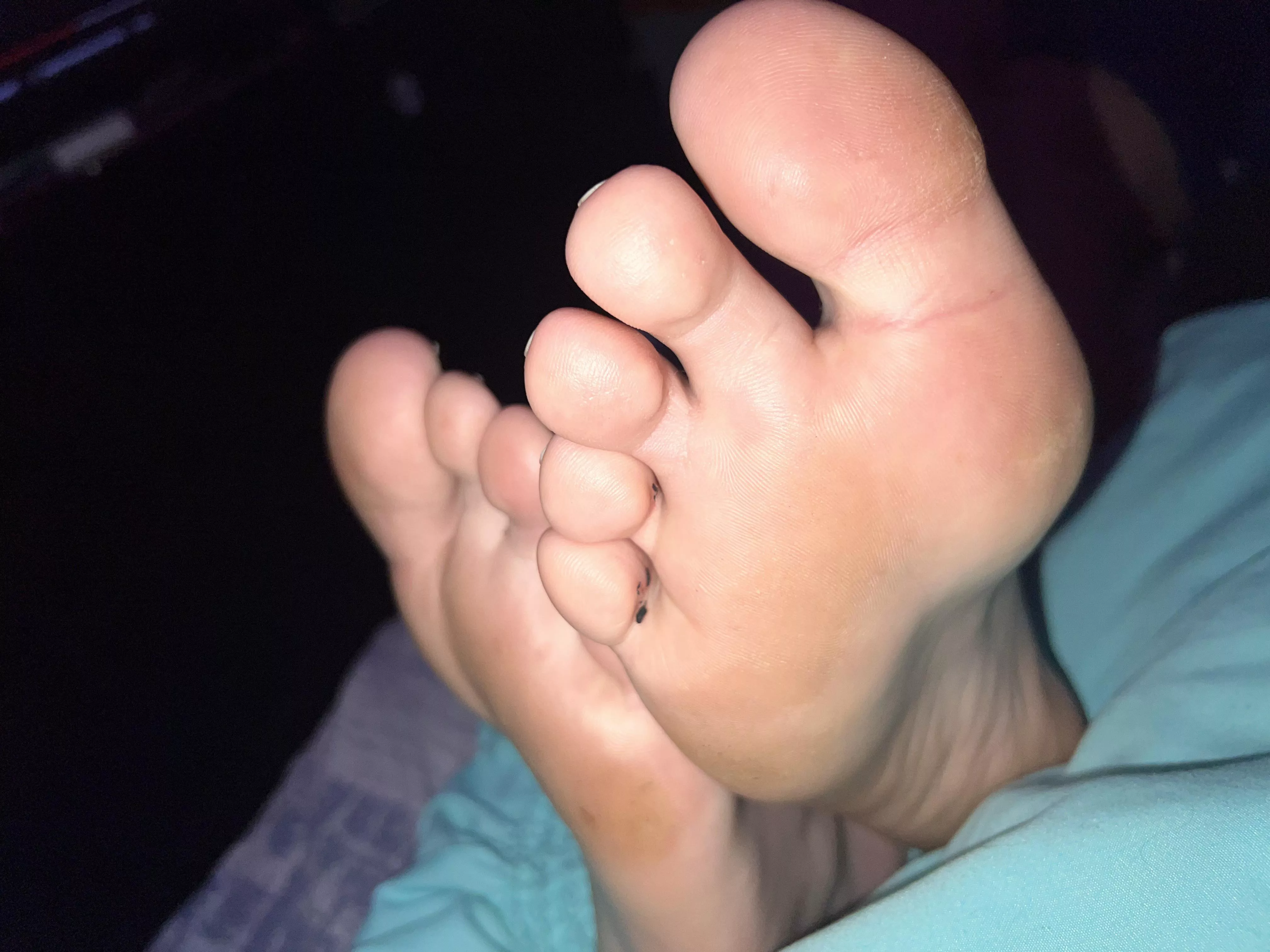Enjoy my big feet 😉😉 posted by BigfooteOF