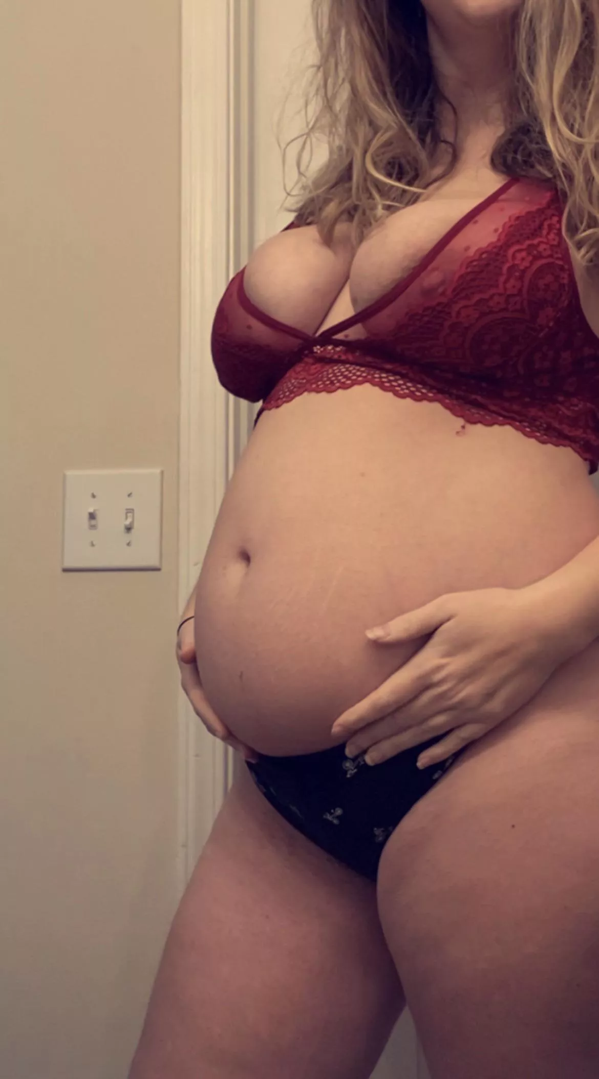 Enjoying my preggo curves🤰🏼❤️ posted by StellaRoss8