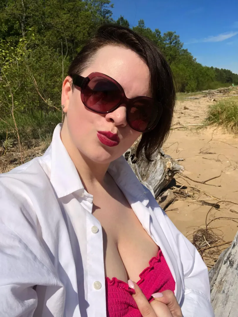 Enjoying the summer 😎 by Domme_Vesper