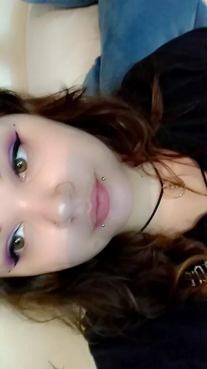 eyeliner and purple eyeshadow 💜 posted by Gingercheckeatsboys2