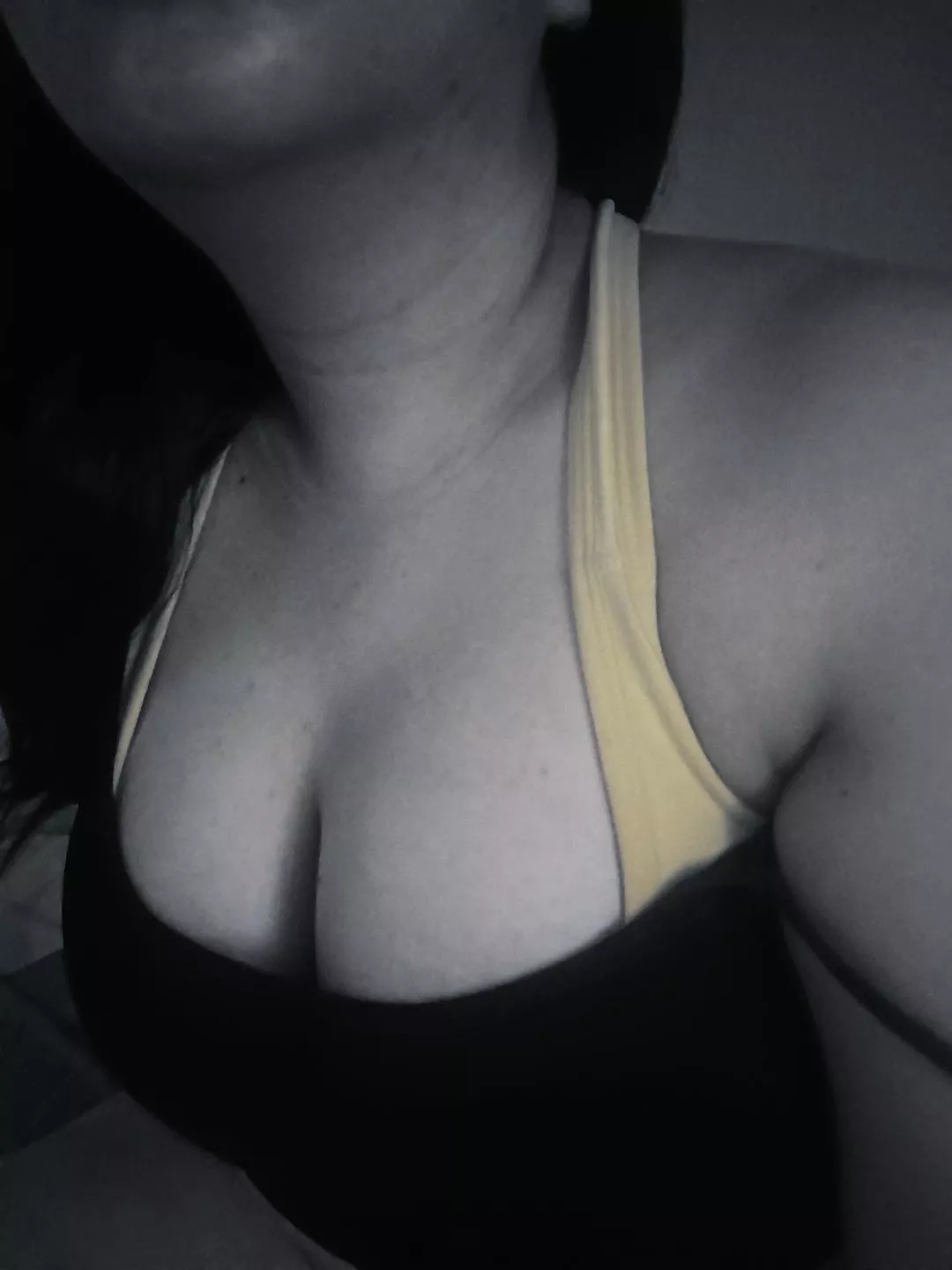 [F] Heard you liked my neck. posted by SweetyAlterEgo
