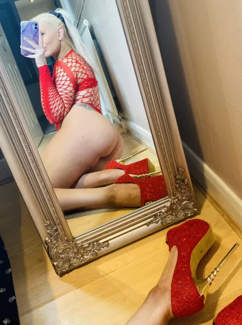 [f] Hope you’re a heels and ass man by sparkly-and-savage