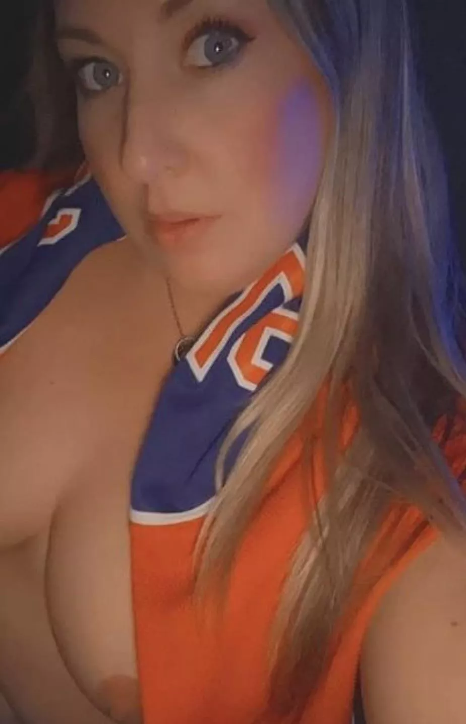 (F) Hotwife😈🙌💙🧡 posted by TDawnS83