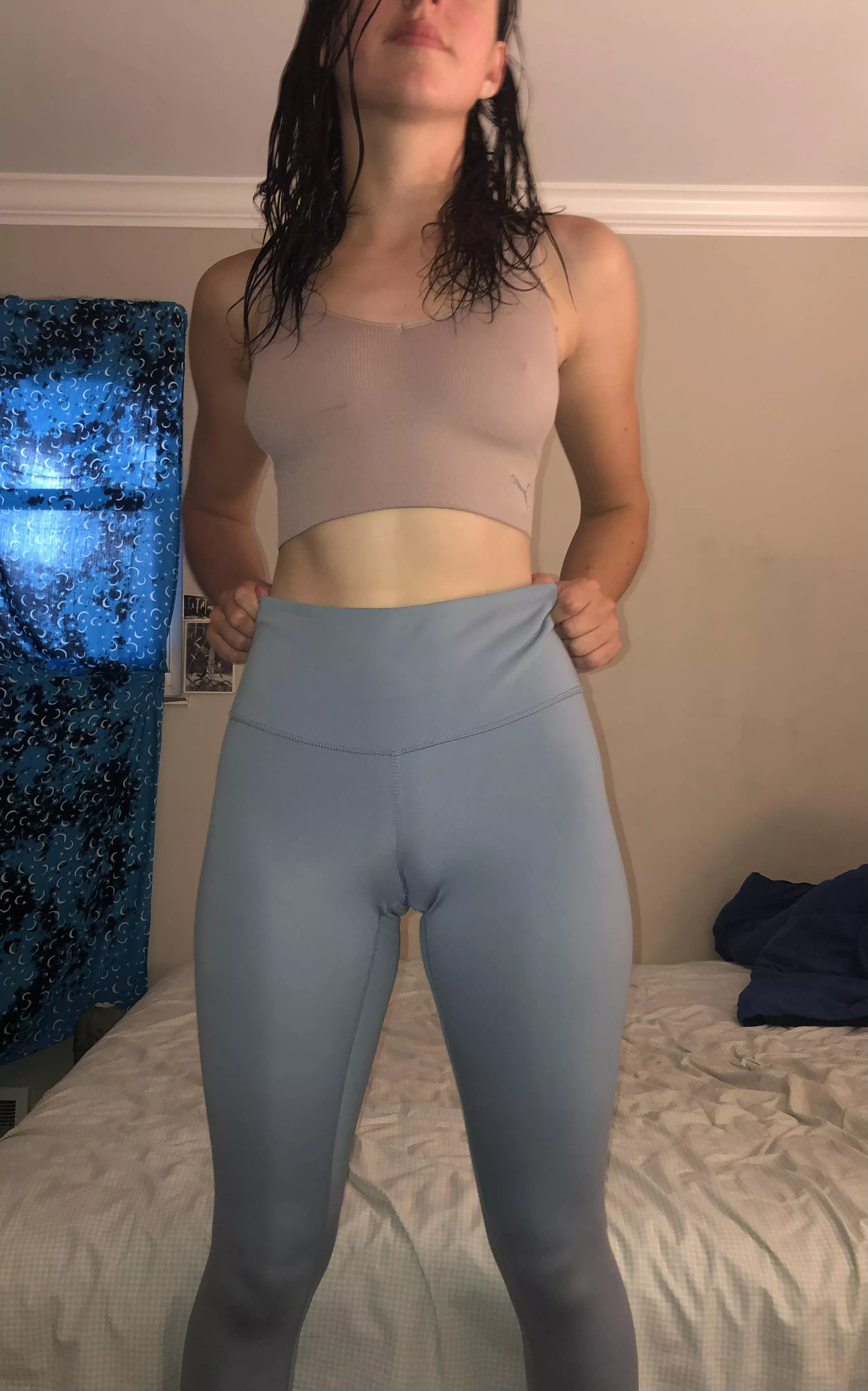 [F] I love leggings that give me cameltoe 😋 posted by emberflint