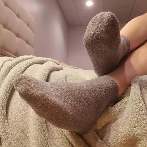 [f] I love waking up to warm sweaty socks 😘 by feis_feet