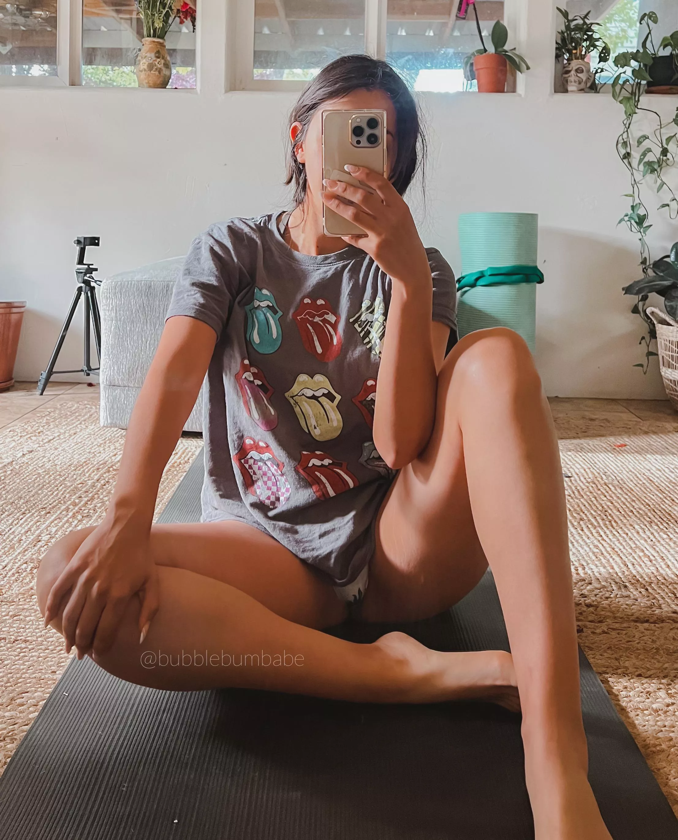 [f] I wonder what’s underneath this shirt 🧐 posted by bubblebumbabe