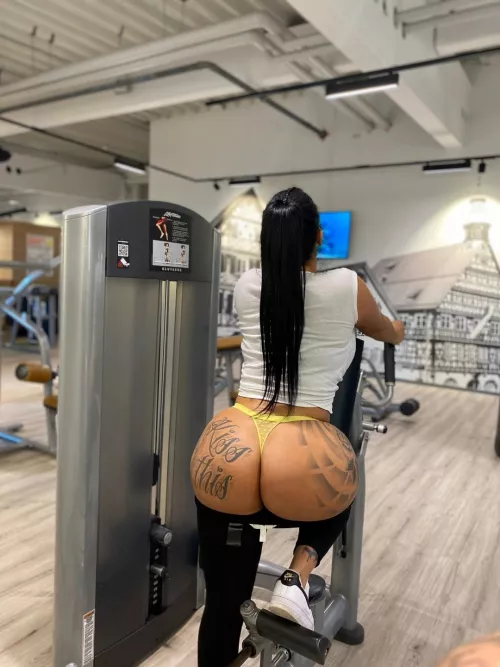 (F) my crazy workout in public gym 😛🍑 by curvy-and-inked