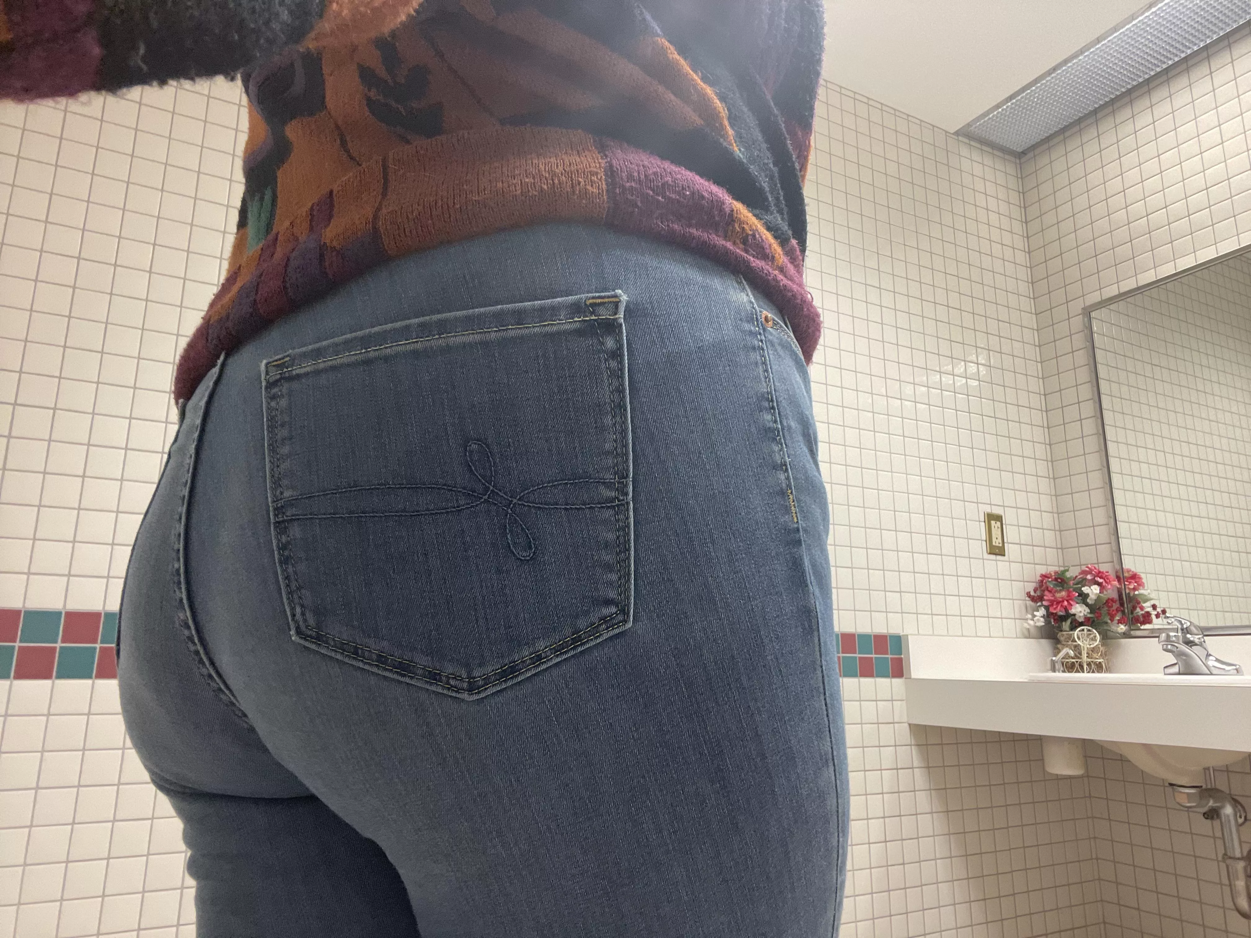[f] normally kind of self conscious about my ass but i like this pic i snapped in the bathroom at work 🙈 posted by xetrics