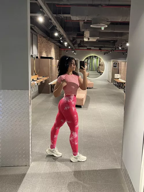 [F] post glutes pump 🍑 by Meme_warehouse911