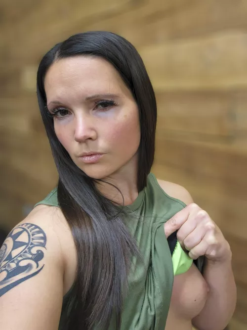 [F] Quick peak at one of the girls while people are here by Nikkielliott87