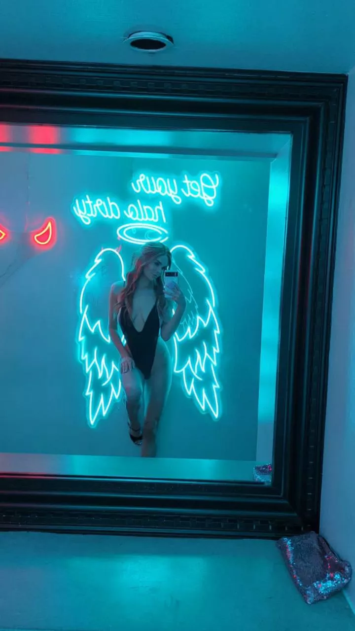 [F] Sexy angel posted by Rileydevineeee