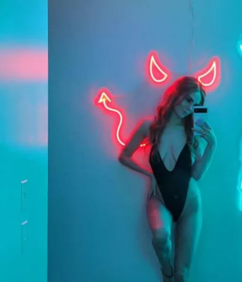 [F] Sexy as hell by Rileydevineeee