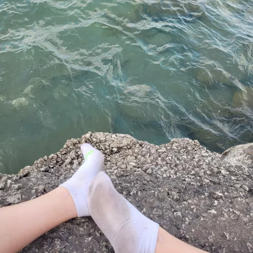 [f] sweaty after a morning run! wanna smell them? by feis_feet