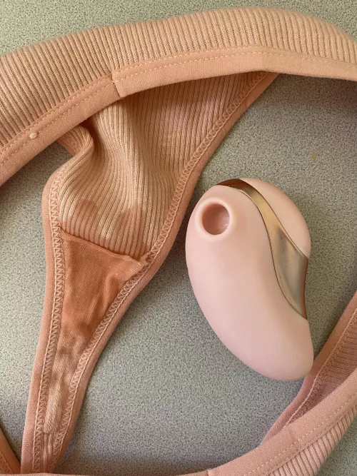 [f] Wet panties thanks to my favorite toy 🤪🥵 by princessgabbi1