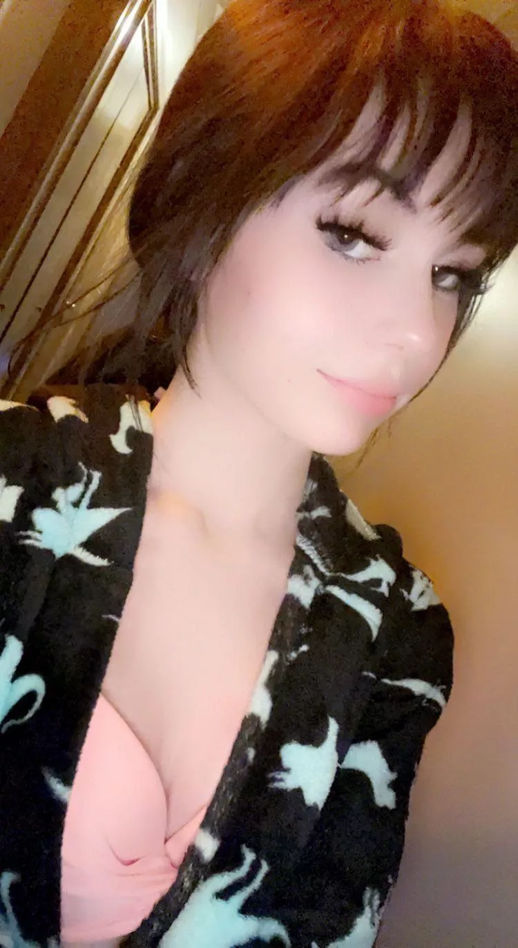 [F] what’s up 👀 posted by kawaiideshonii