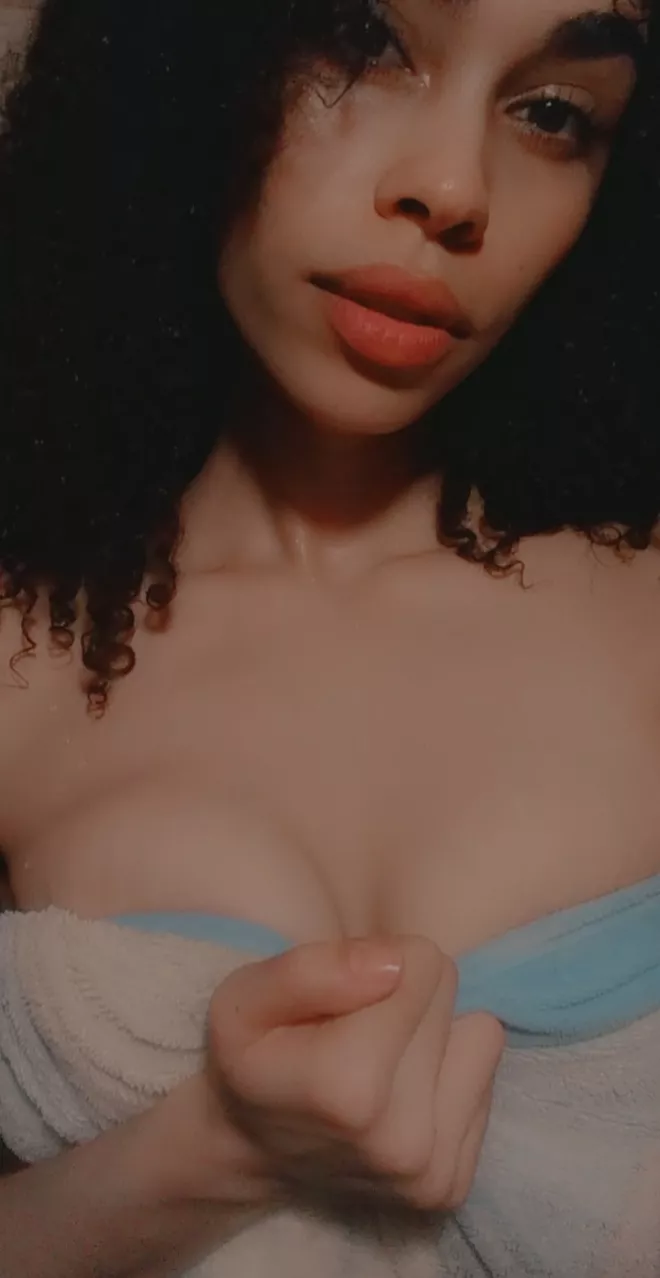 (f) who wants to watch me play😈❤️ posted by minnie04xo