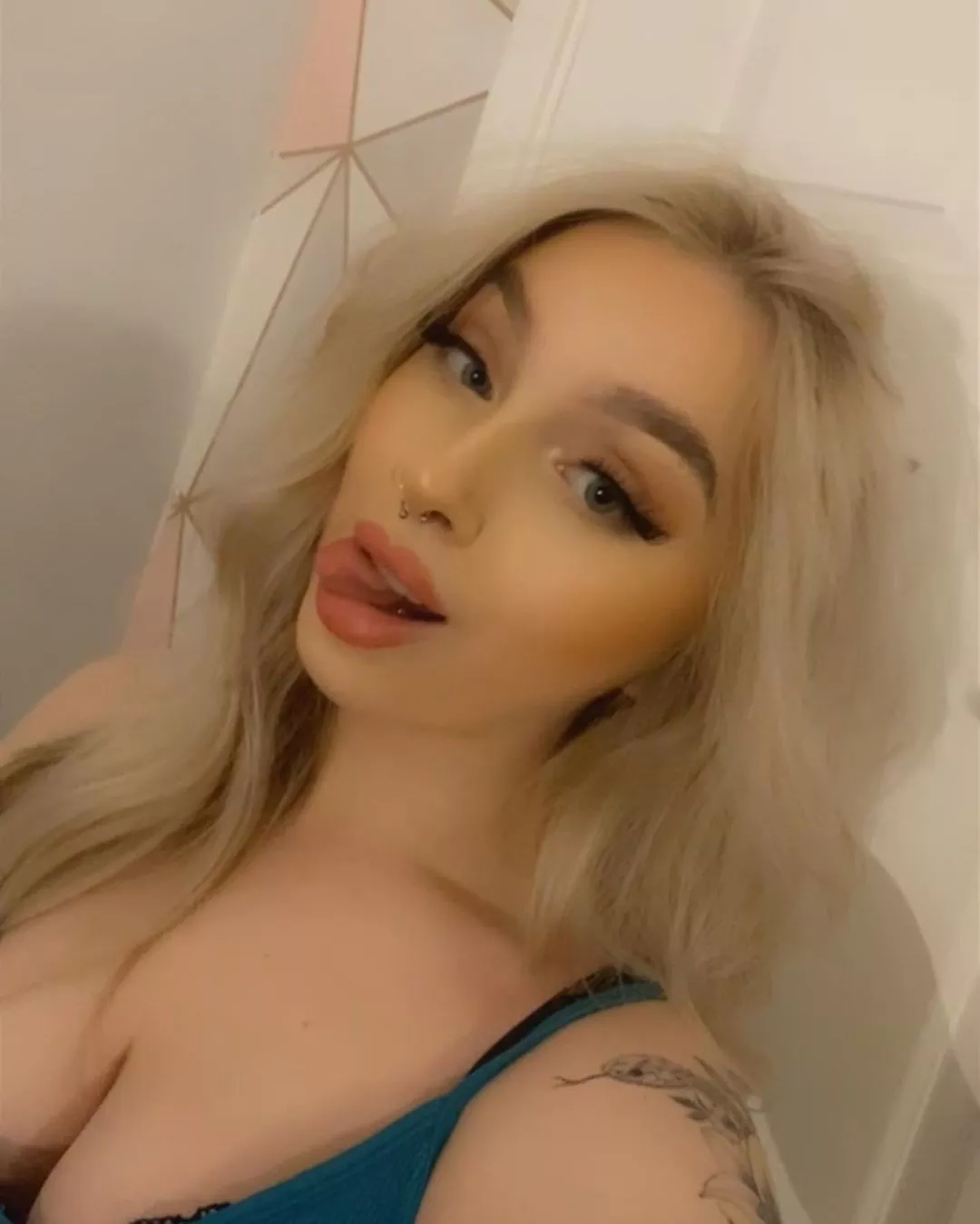 F18 - do you like me here? [F] posted by Redpanda198