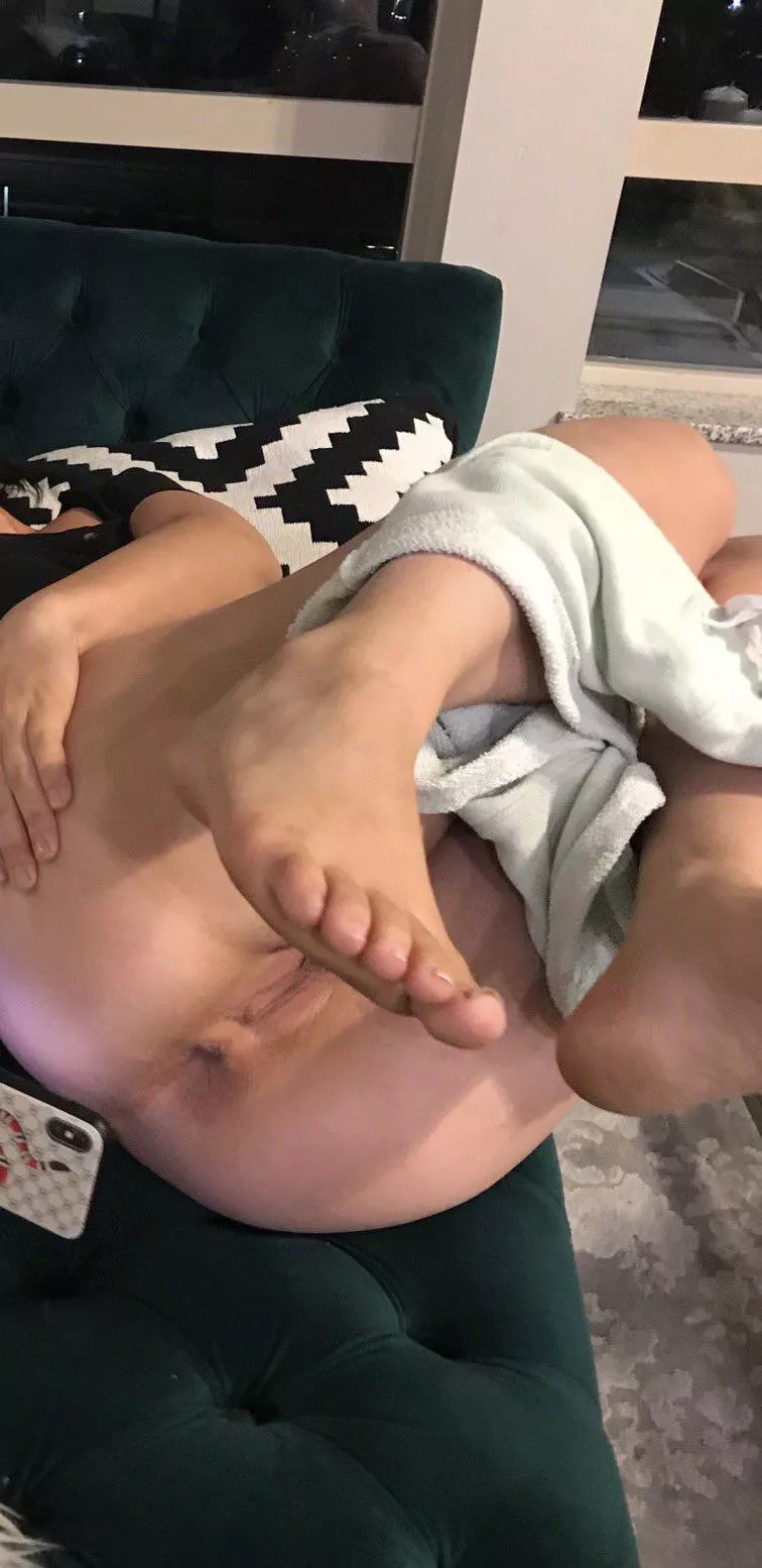 f(34) Hubby caught me trying to take a pic for you guys 😅 posted by ItalianaaBomba