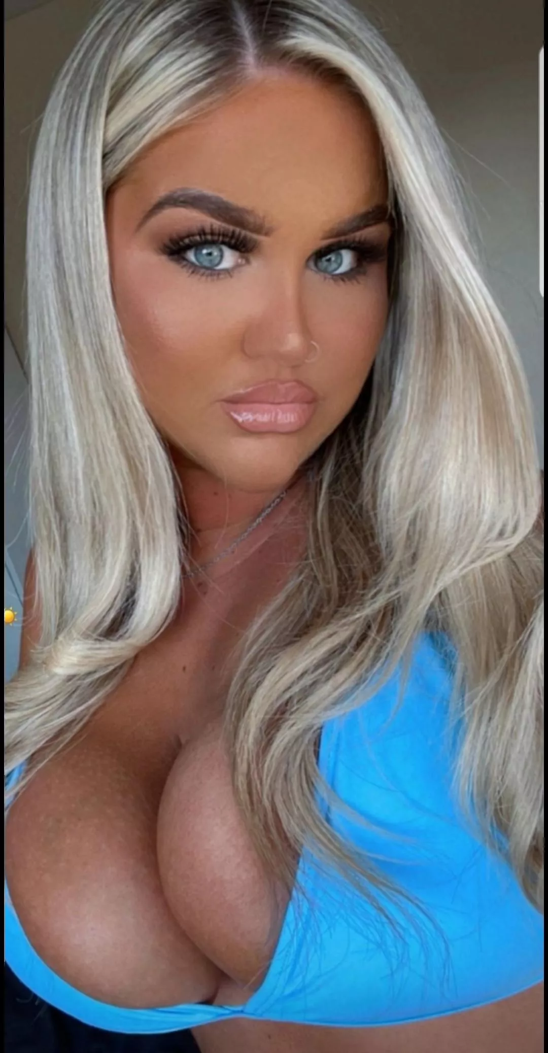 fake tan, massive cleavage, lip fillers and tons of makeup. what more could we want from a chav? posted by riderdom