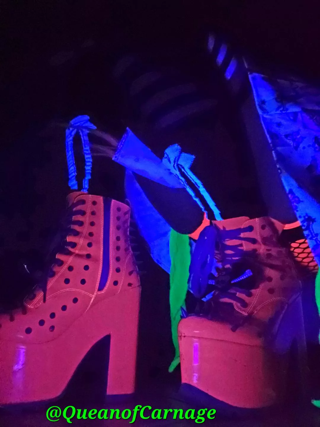 falling in love with the glow posted by zombiecakes88