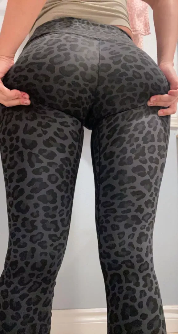 fat latina pussy in tight leopard leggings😍🤩👅💦 posted by princess_pineapple27