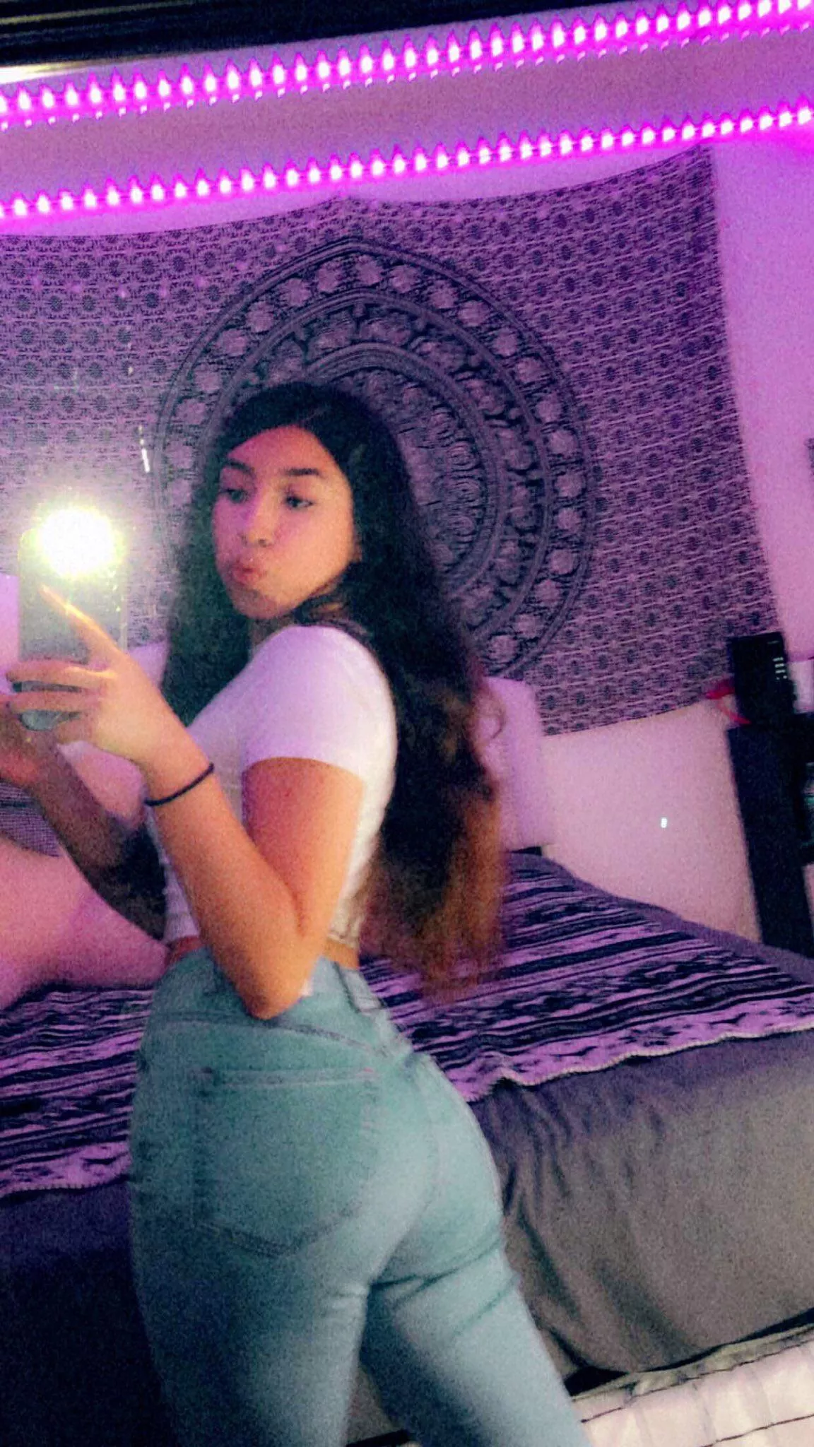 Feeding big booty t e e n s kik @kerptun posted by Big-Transportation85