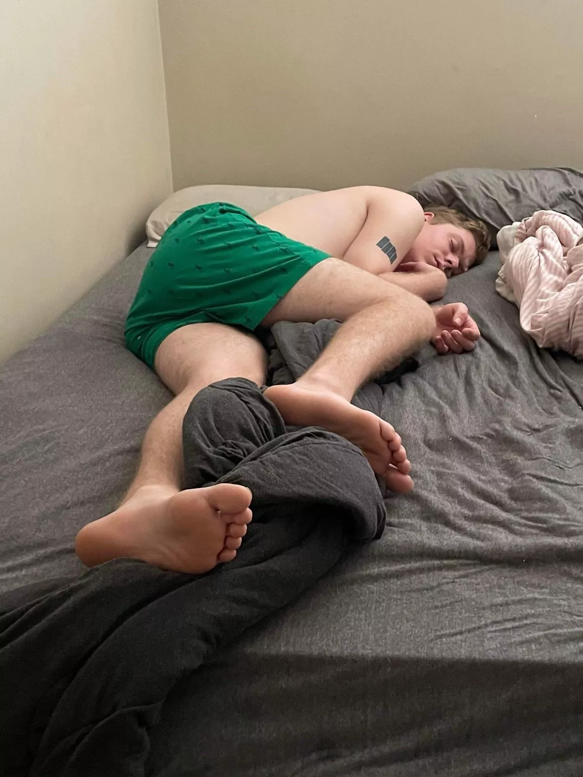 Feel free to jizz on my bare feet while I’m sleeping! 😇😛😚 posted by solesofwonder