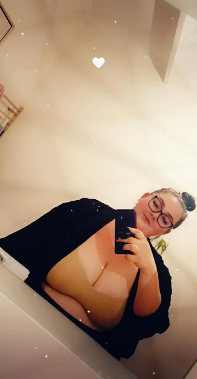 feeling cute 🥰🌻🖤 posted by ffentertainment