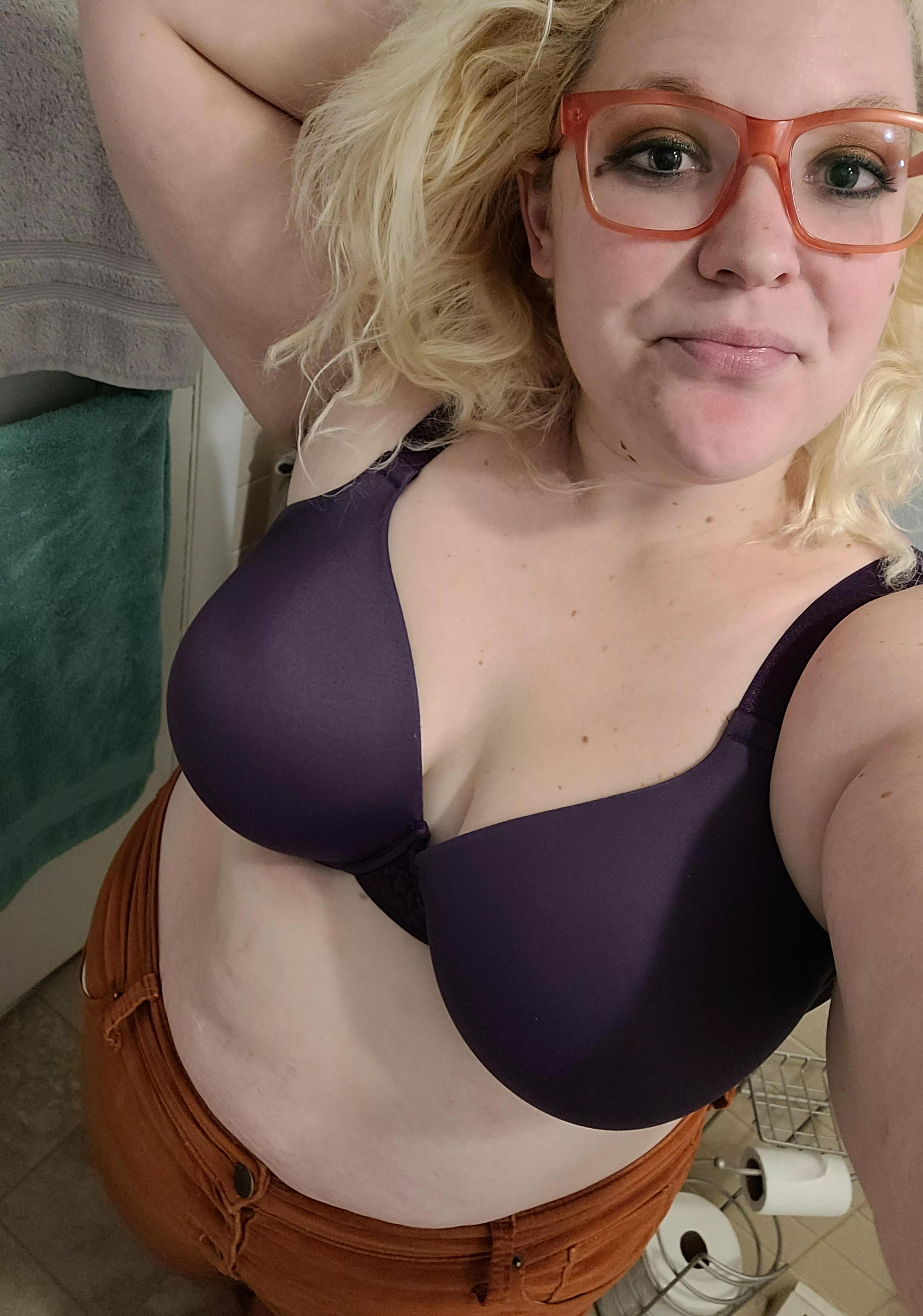 feeling frisky at work posted by misslynn_420