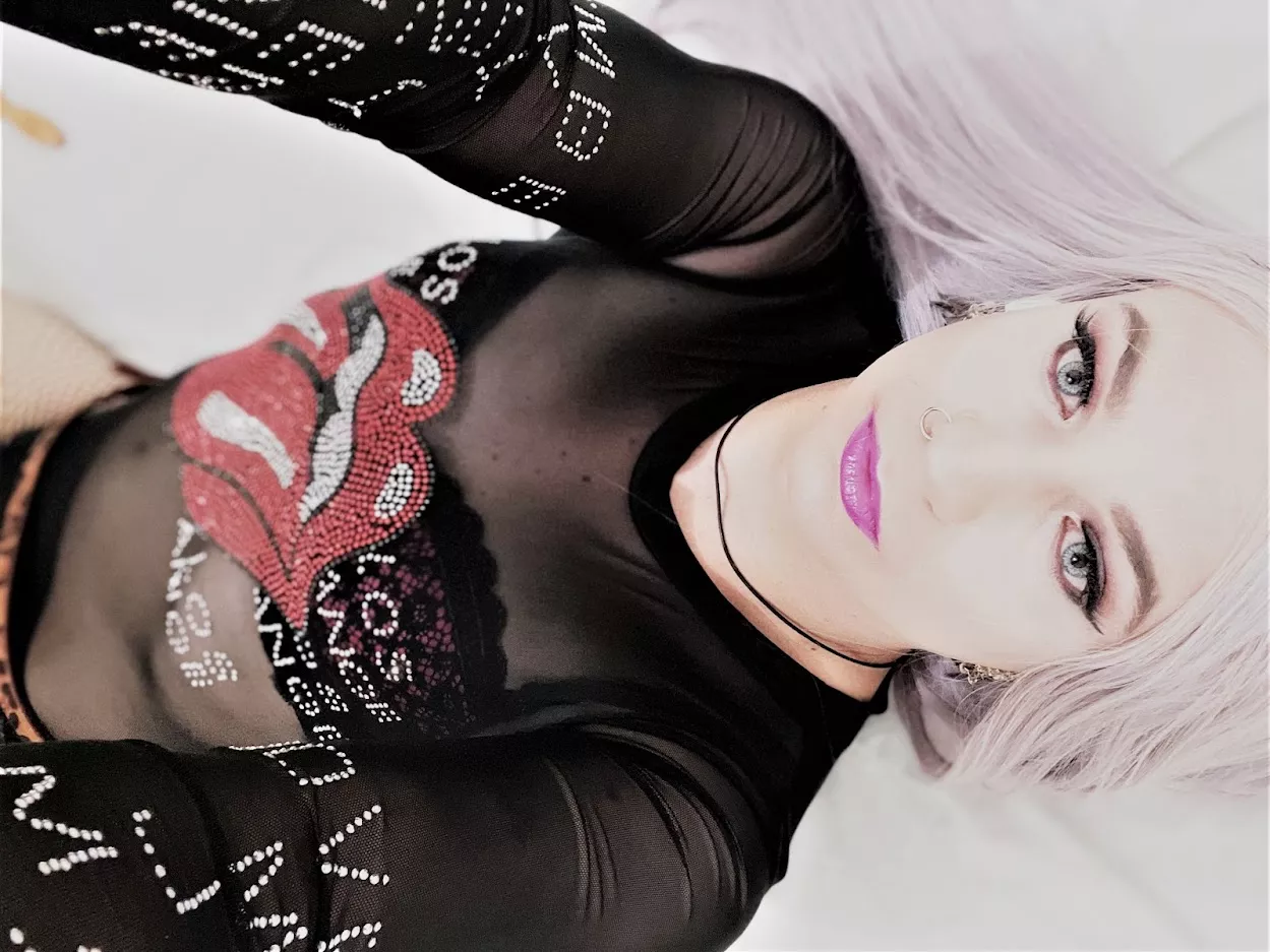 Feeling great today with my rock girl style :) posted by paulinhacdbr