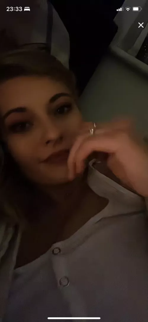 Feeling herself now; she just got a big gift 🎁 by Lions397