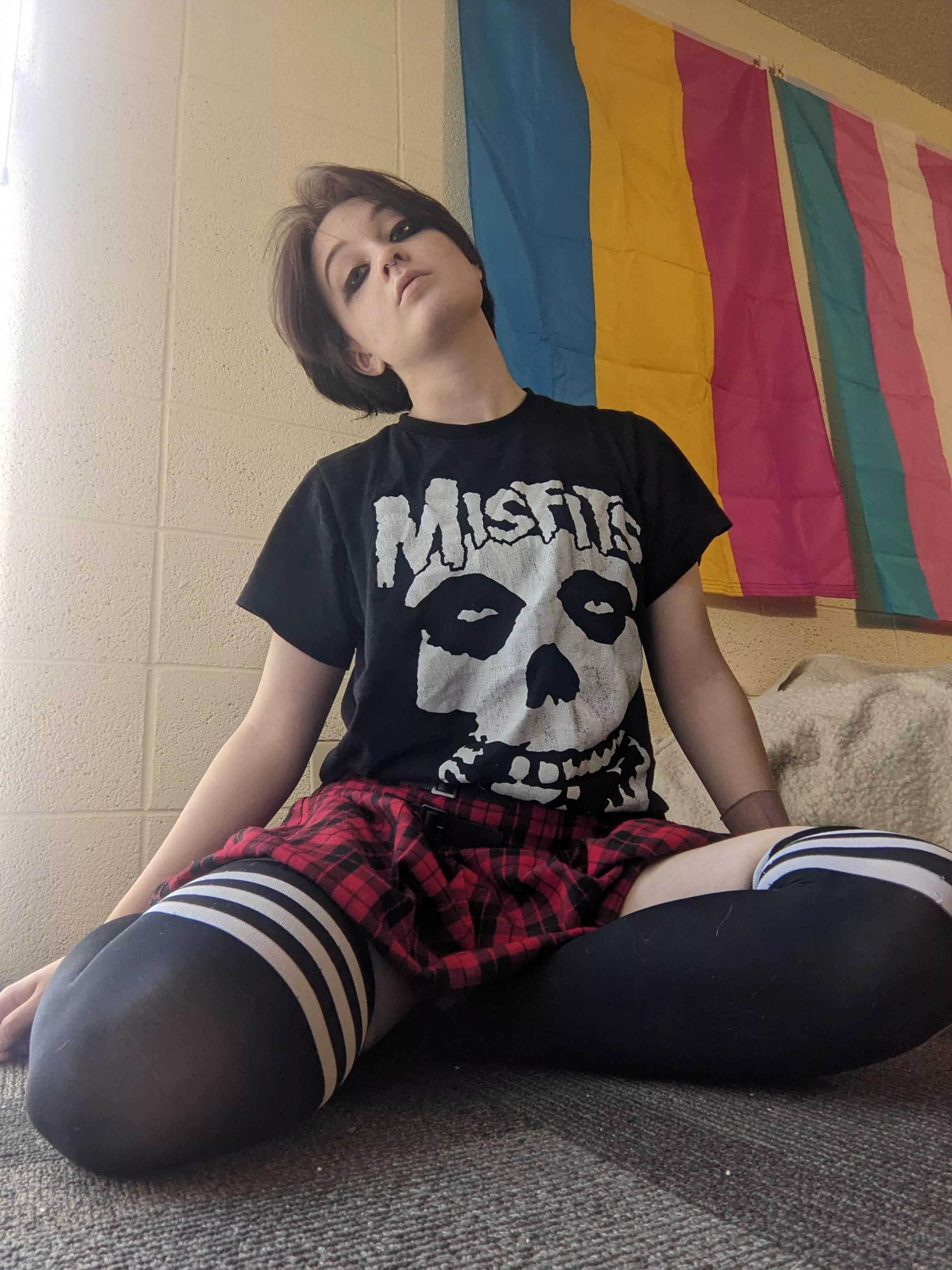 Feeling pretty. Hug me? posted by pretty_boy_ash