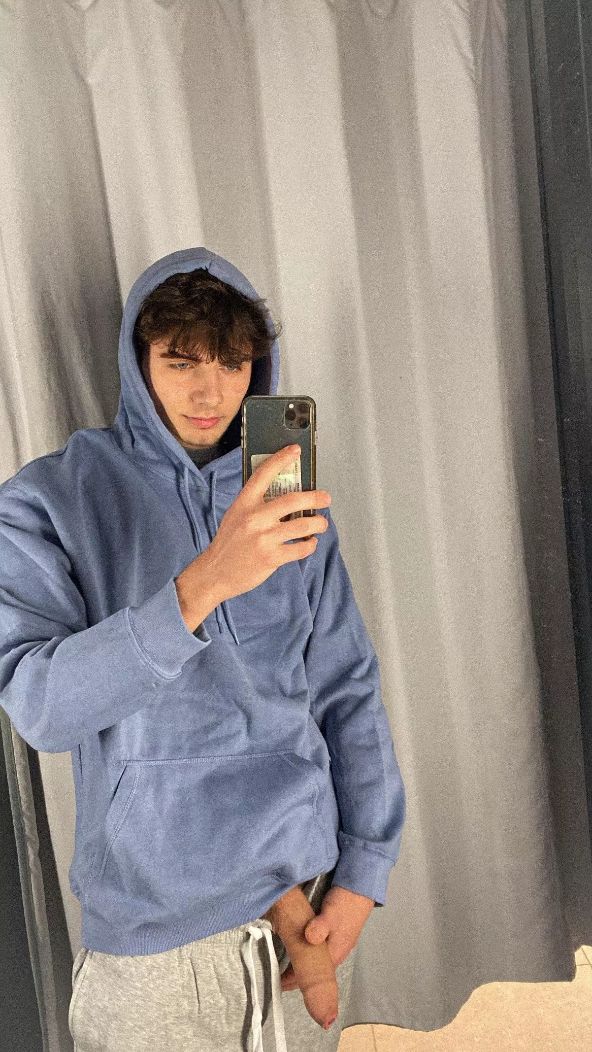 Felt horny in the fitting room 😏 posted by pmoquitter