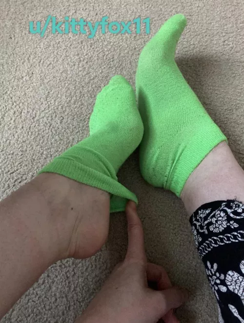 [female] Neon socks! Come see which other colors I have 😉💚🍀🙊 by kittyfox11