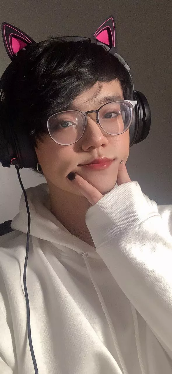 Femboy gaming posted by KaliumBS